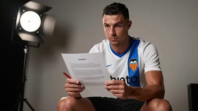 El Valencia Club de Fútbol le ofrece a José Luis Gayà un sueldo seis veces inferior al actual, lo que podría generar una...