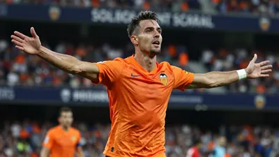 El Valencia CF logró su primer triunfo en La Liga al vencer al Deportivo en Riazor, con Pierre-Emerick Aubameyang como...