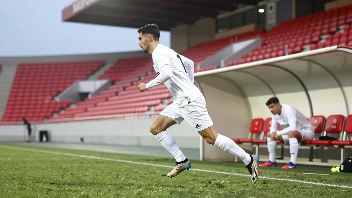 Sevilla FC anunció su lista de 24 convocados para el partido del viernes contra el Valencia, con la baja forzosa del...