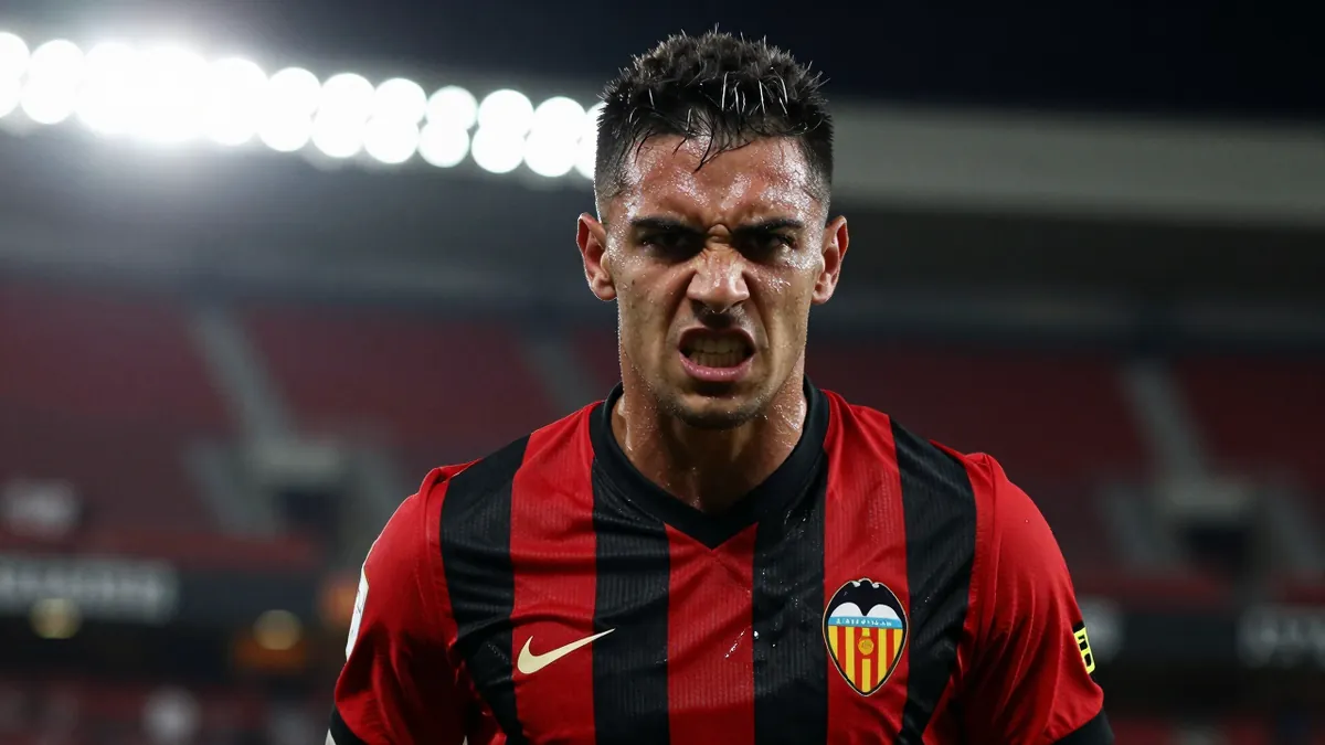 Valencia FC is facing a critical situation with the fans divided and coach Corberán at odds with supporters