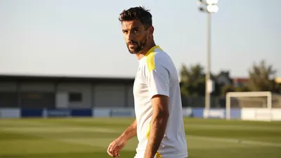 El técnico mexicano, que firmó por una temporada con otra opcional, modificó el plan de trabajo para que el equipo se...