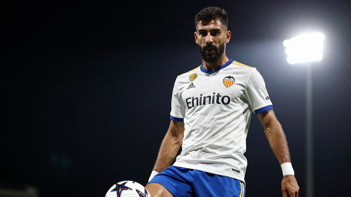 Yellu Santiago abandona el Valencia CF