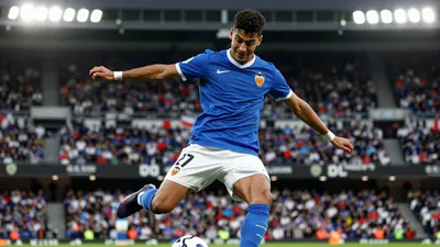 Valencia Club de Fútbol intenta firmar a Arnau Martínez antes de la apertura de la Liga, mientras Girona busca un acuerdo...