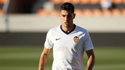 Valencia Club de Fútbol recibe al Real Betis en la primera jornada de La Liga en un Mestalla lleno, buscando romper una...