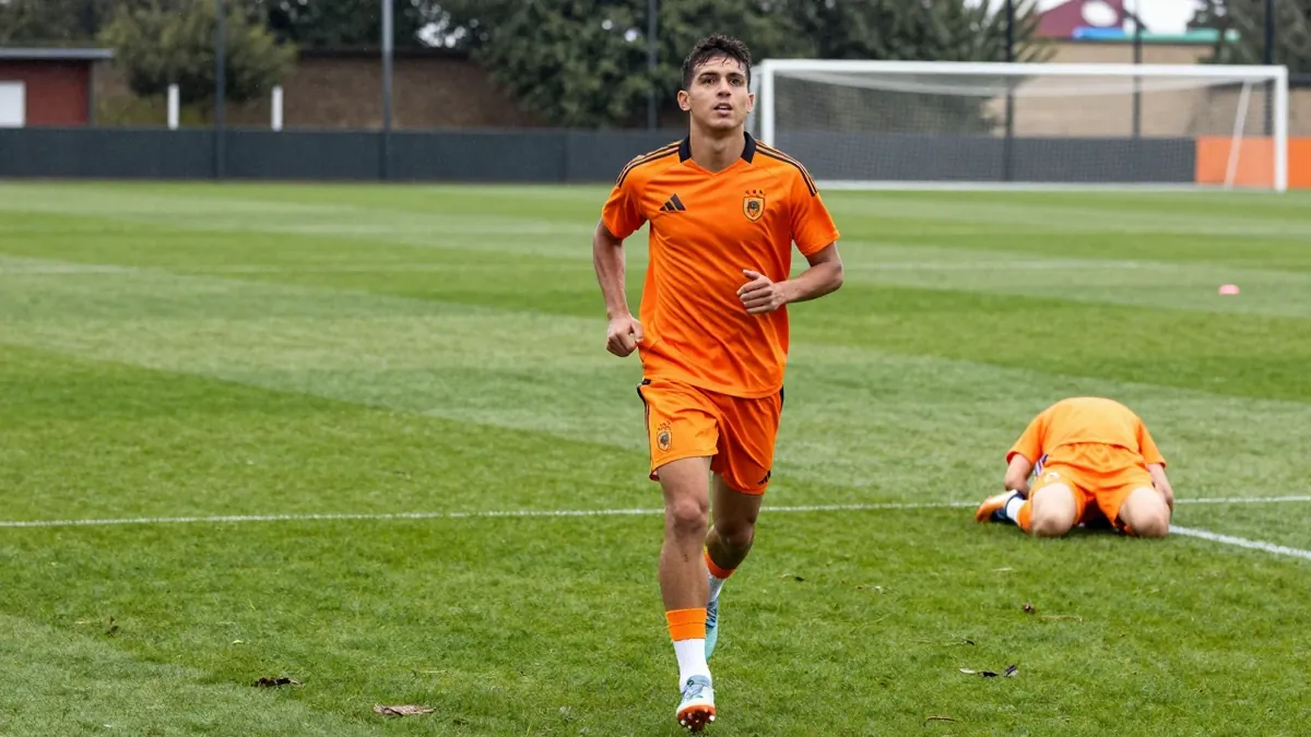 El exjugador del Valencia, ahora en el Arsenal, visitó Paterna y expresó su confianza en que el equipo, 19º en La Liga...