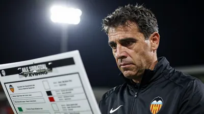 El Valencia Club de Fútbol, último en La Liga, se enfrenta al Sevilla en el Sánchez-Pizjuán con una grave crisis de...