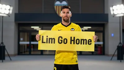 Los aficionados del Valencia Club de Fútbol protestan contra la propiedad de Peter Lim, exigiendo su salida y la...
