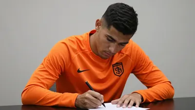 Arnau Martínez se somete al reconocimiento médico para fichar por el Valencia Club de Fútbol, que perdió 0-1 ante el...