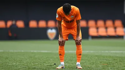 El extremo del Valencia CF, Diego López, ha sido sometido a una nueva artroscopia en Madrid para eliminar adherencias, un...