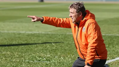 El nuevo entrenador del Valencia Club de Fútbol reveló que declinó propuestas de México y otros países, eligiendo el reto...