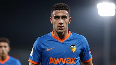 El Valencia CF presenta su equipación de viaje 2026-27, inspirada en la esencia del Mediterráneo, con un diseño elegante...