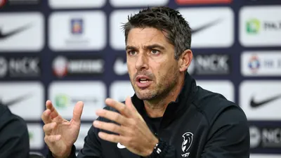 El técnico Carlos Corberán admite la necesidad de refuerzos ofensivos para el Valencia, que busca su primer gol y...