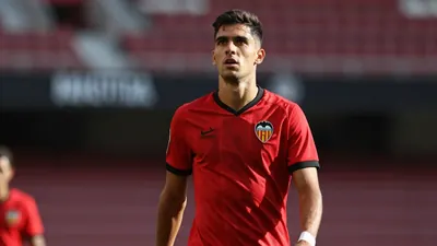 Valencia Club de Fútbol evalúa una posible intervención tardía para contratar a William Mikelbrencis, quien está cerca de...