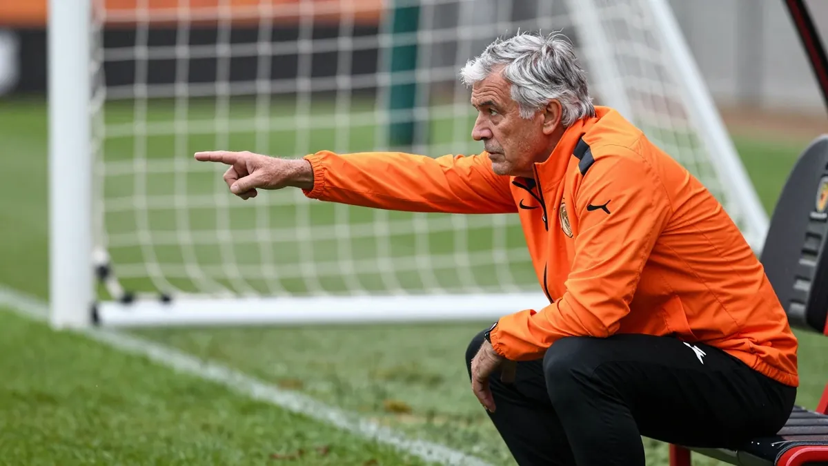 El club valencianista negocia con el experimentado técnico mexicano para que ocupe el banquillo tras la marcha de Carlos...