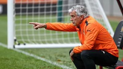 El club valencianista negocia con el experimentado técnico mexicano para que ocupe el banquillo tras la marcha de Carlos...
