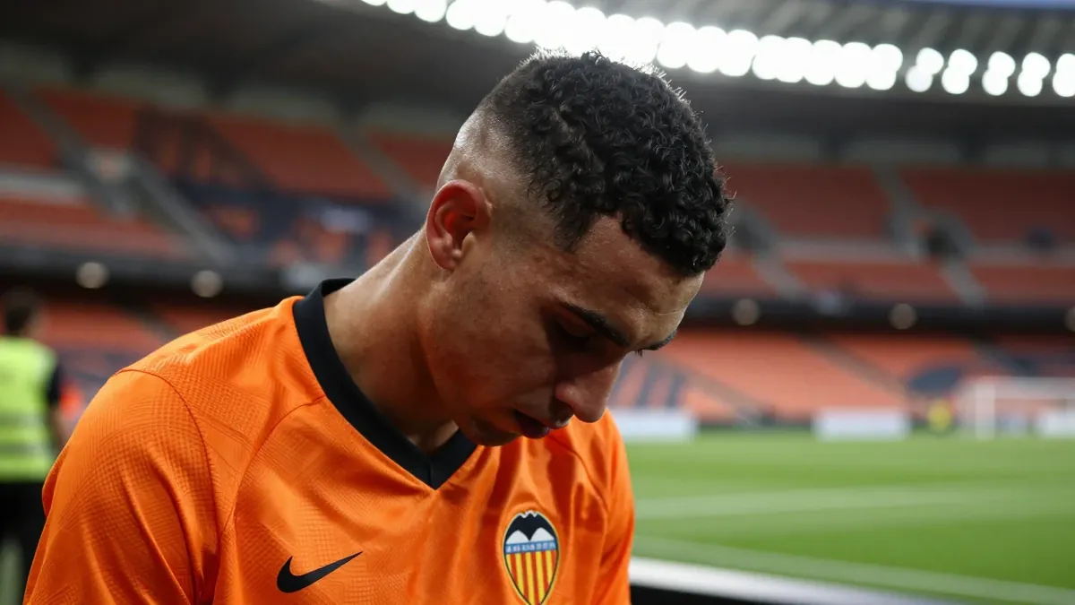 An analysis from La Vanguardia Deportes details the collapse of Valencia Club de Fútbol after the Lim era, with a loss of...