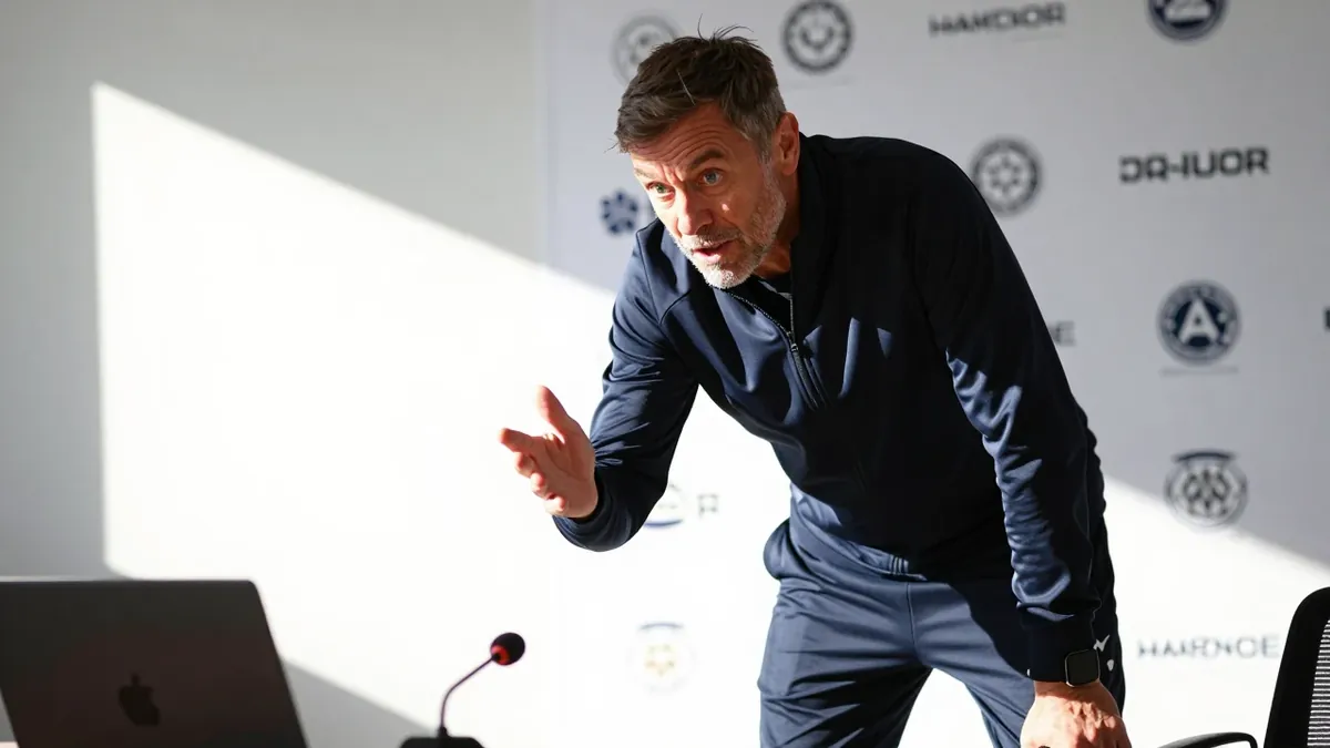 El técnico mexicano Javier Aguirre restó importancia al encuentro del representante de Erik Lira con el director...