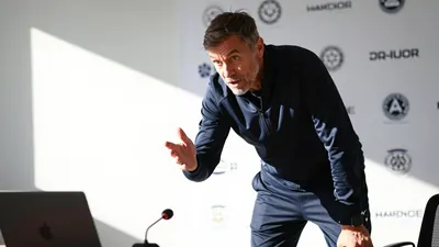 El técnico mexicano Javier Aguirre restó importancia al encuentro del representante de Erik Lira con el director...