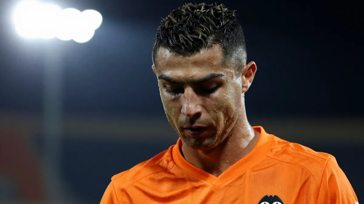 El Valencia Club de Fútbol, tras una derrota ante el Deportivo, ocupa el puesto 16 en LaLiga con solo un punto y mira...