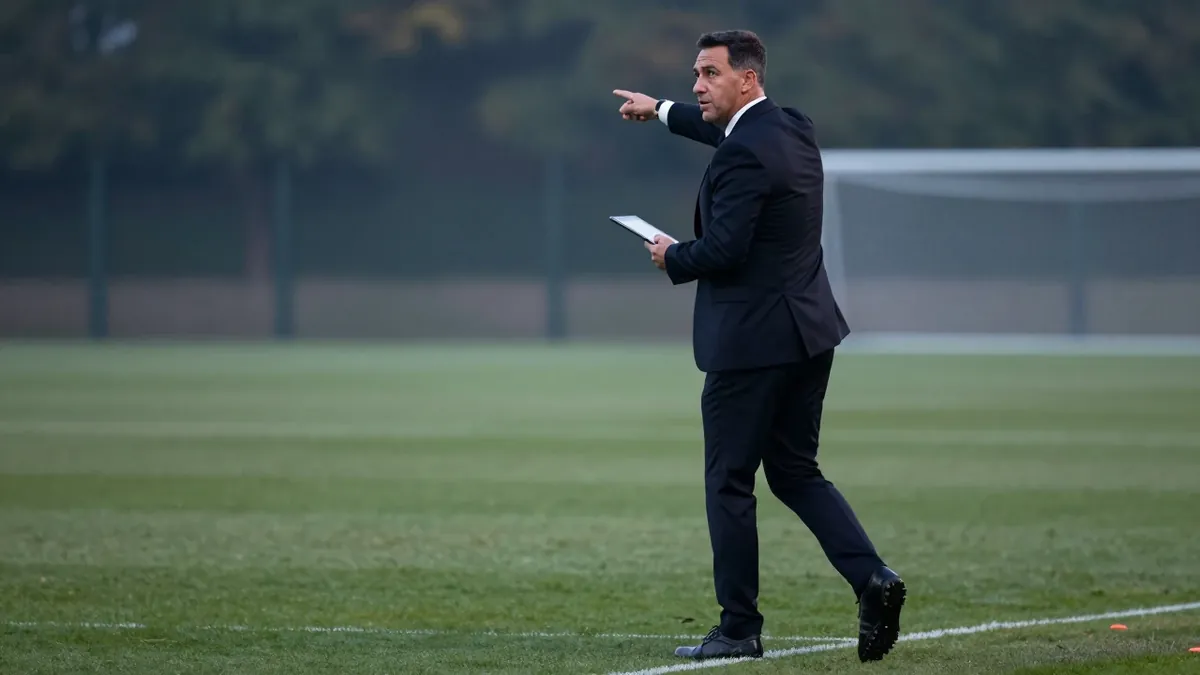El nuevo director deportivo del Valencia CF, Braulio Vázquez, evalúa opciones como Ernesto Valverde y Jagoba Arrasate...