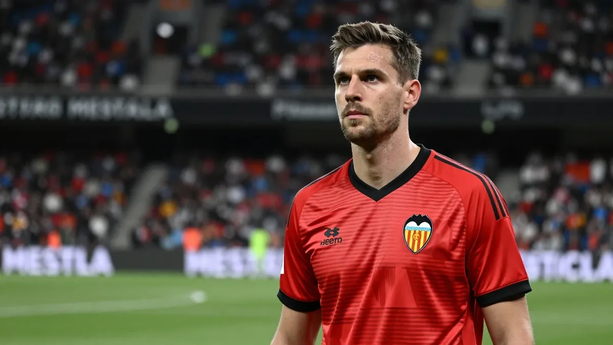 Valencia Club de Fútbol has signed Dutch goalkeeper Kayne van Oevelen, who joins on loan from Ipswich Town