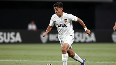 El Valencia Club de Fútbol enfrenta una oferta de última hora del FC Barcelona por Javi Guerra